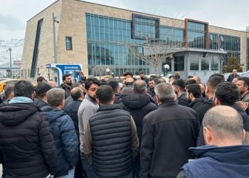 Wan’da taksiciler kayyımı protesto etti
