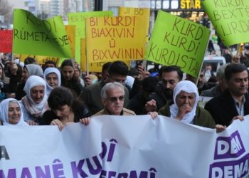 Wan’da Anadil Gününe dair kitlesel yürüyüş