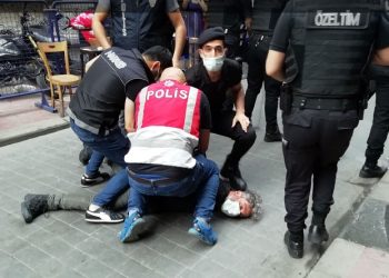 AFP muhabiri Bülent Kılıç: Polis memuru alenen yalan söylüyor