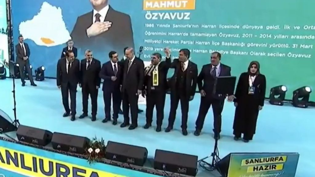AKP'nin aday tanıtım toplantısında dikkat çeken anlar: AKP'li adaylar MHP'li adayı aralarına almadı