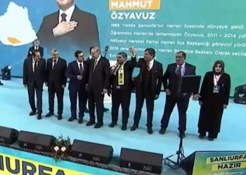AKP'nin aday tanıtım toplantısında dikkat çeken anlar: AKP'li adaylar MHP'li adayı aralarına almadı