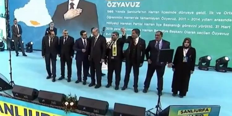 AKP'nin aday tanıtım toplantısında dikkat çeken anlar: AKP'li adaylar MHP'li adayı aralarına almadı