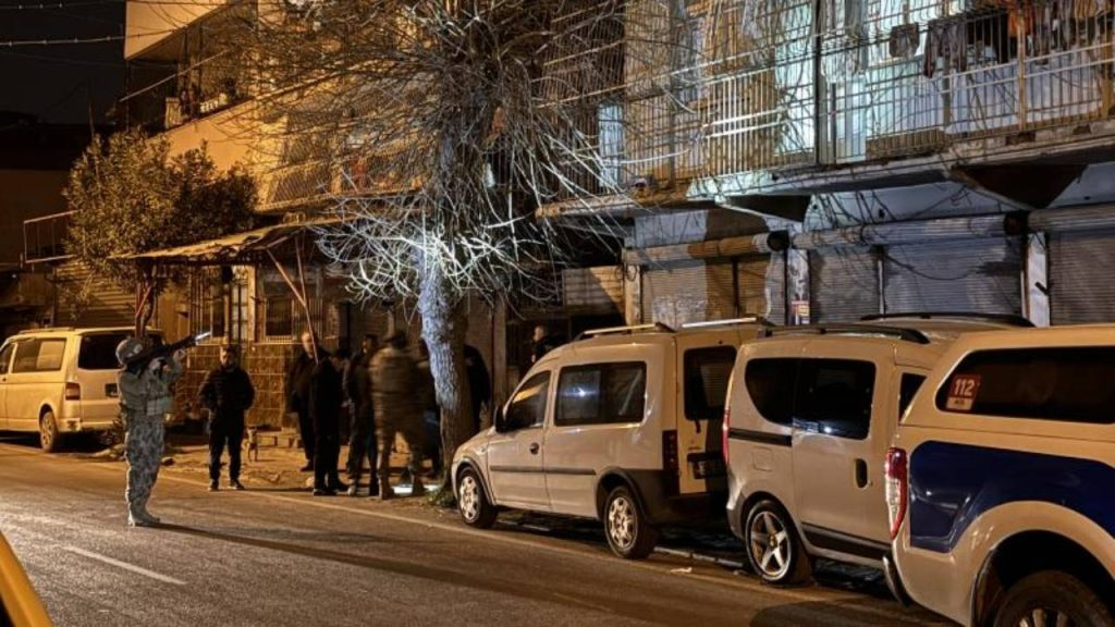 Adana'da bir kişi polise silah ve bıçakla direndi, özel harekat devreye girdi