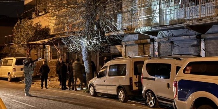 Adana'da bir kişi polise silah ve bıçakla direndi, özel harekat devreye girdi