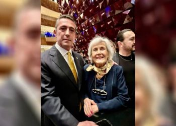 Ali Koç, 'Zaferin Rengi' filminin galasında Fenerbahçe marşının unutulmaz sesi Nesrin Sipahi'yi ağırladı