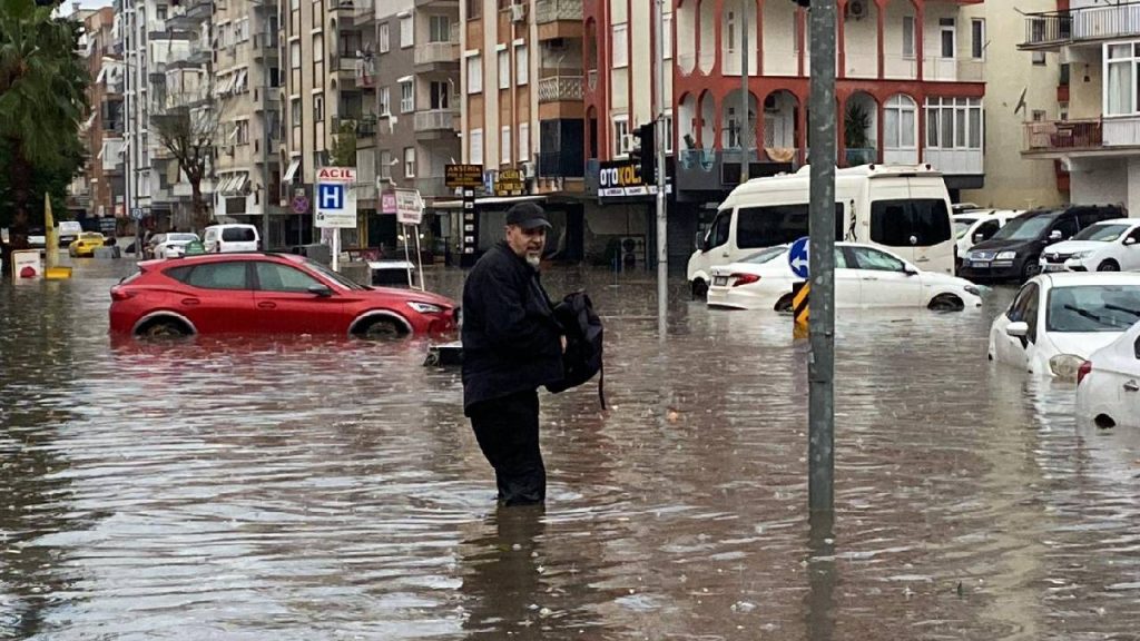 Ali Yerlikaya'dan Antalya'daki sele dair açıklama: 989 kişi tahliye edildi