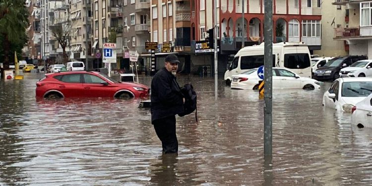 Ali Yerlikaya'dan Antalya'daki sele dair açıklama: 989 kişi tahliye edildi
