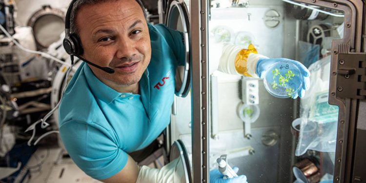 Alper Gezeravcı, uzay ortamının astronotlara etkisini araştırmış