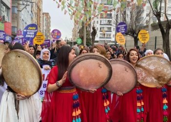 Amed’de anadil yürüyüşü: Kürt dili için mücadele edelim