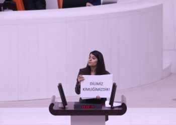 Anadil Günü’nde Kürtçe konuşan vekilin mikrofonu kapatıldı