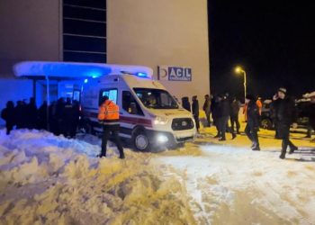 Artvin’de iş makinesinin üzerine çığ düştü: 1 ölü