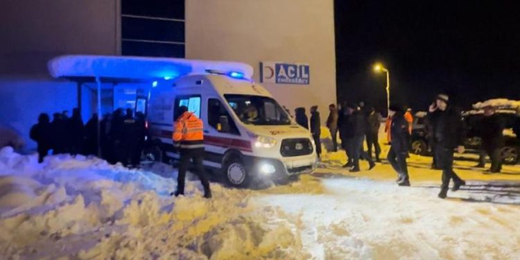 Artvin’de iş makinesinin üzerine çığ düştü: 1 ölü