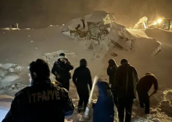 Artvin'deki yol açma çalışmasında iş makinesinin üzerine çığ düştü