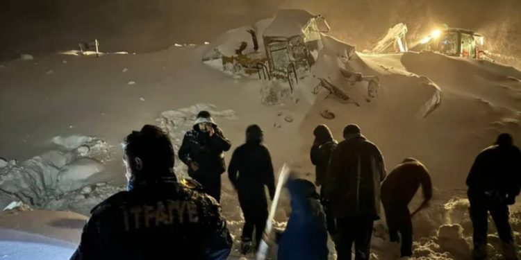 Artvin'deki yol açma çalışmasında iş makinesinin üzerine çığ düştü
