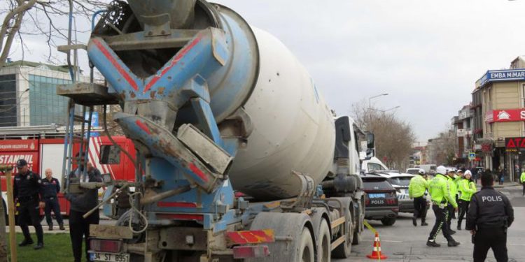 Ataşehir’de beton mikseri mendil satan hamile kadını ezdi