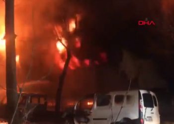 Avcılar’da 4 katlı tekstil fabrikası alev alev yandı: 3 yaralı