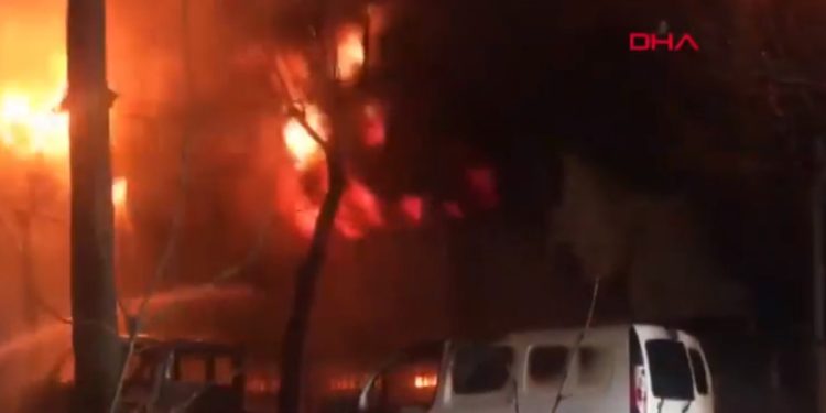 Avcılar’da 4 katlı tekstil fabrikası alev alev yandı: 3 yaralı