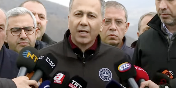 Bakan Ali Yerlikaya: Maden ocağındaki işçilerin 5’i konteynerda, 4’ü araç içinde