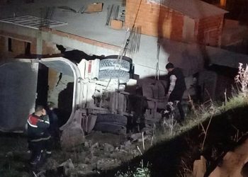 Balıkesir’de feci kaza | Freni boşalan kamyon eve girdi: 2 ölü