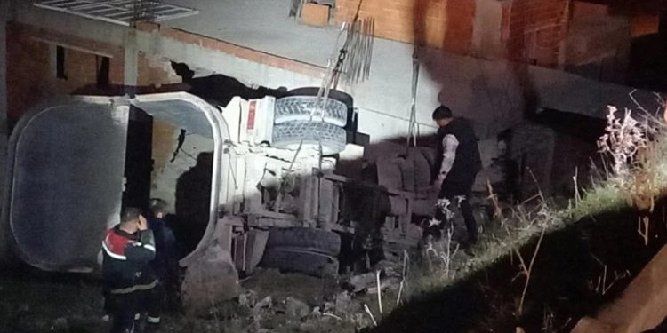 Balıkesir’de feci kaza | Freni boşalan kamyon eve girdi: 2 ölü