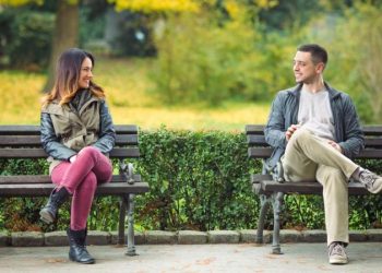 Başkalarıyla flörtleşmek ilişkinizi nasıl etkileyebilir?