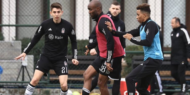 Beşiktaş'ın yıldızları ilk antrenmanına çıktı