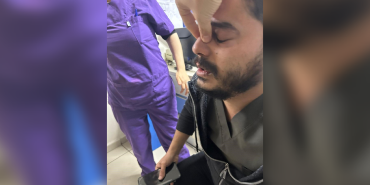 Bir hasta yakını, doktorun burnunu kırdı!