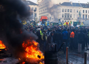 Brüksel’de kaos: Çiftçiler, Avrupa Parlamentosu’nu kuşattı