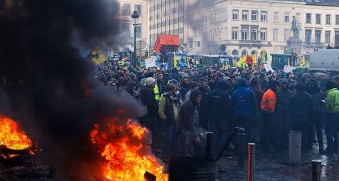 Brüksel’de kaos: Çiftçiler, Avrupa Parlamentosu’nu kuşattı