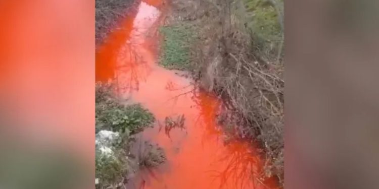 Bursa’da Demirtaş Deresi kimyasal atıklar sebebiyle turuncuya döndü