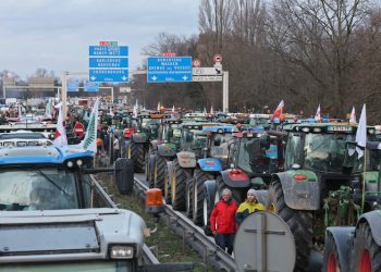 Çiftçiler Paris’i abluka altına almaya hazırlanıyor; AB ve Fransa çözüm arıyor