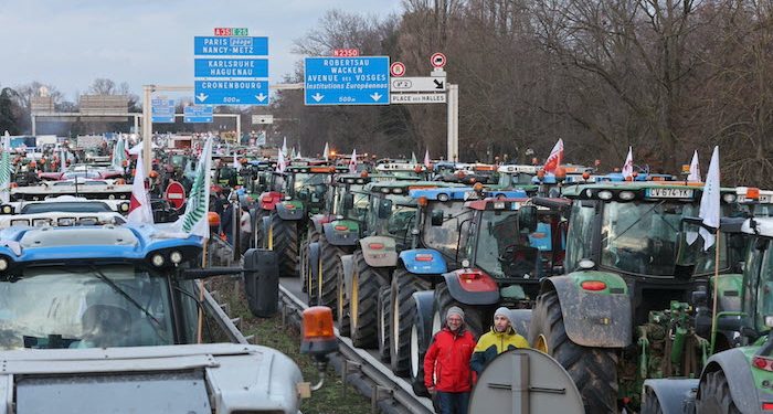 Çiftçiler Paris’i abluka altına almaya hazırlanıyor; AB ve Fransa çözüm arıyor