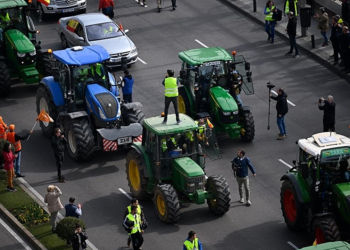Çiftçiler, traktörleriyle Fransa sınırına akın etti
