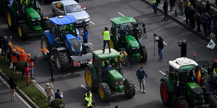 Çiftçiler, traktörleriyle Fransa sınırına akın etti