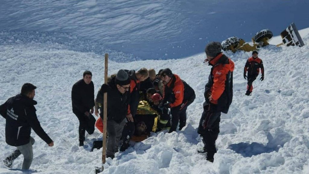 Çığ altında kalan operatör, yaşam savaşını kaybetti