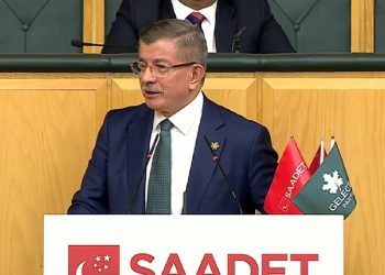 Davutoğlu'ndan AYM Başkanı Arslan'a methiyeler: AYM buyruk dinlemiyor, helal olsun ona!