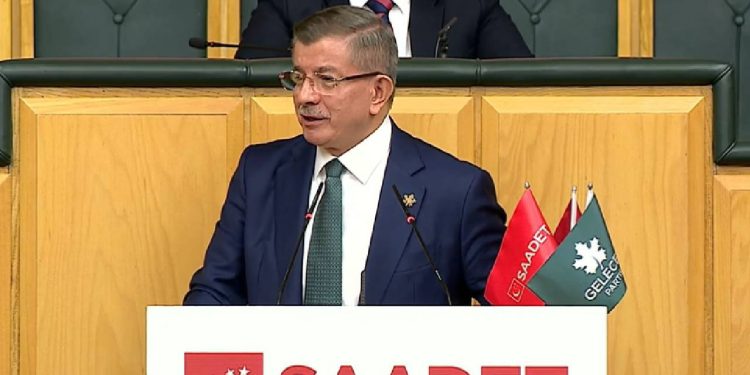 Davutoğlu'ndan AYM Başkanı Arslan'a methiyeler: AYM buyruk dinlemiyor, helal olsun ona!