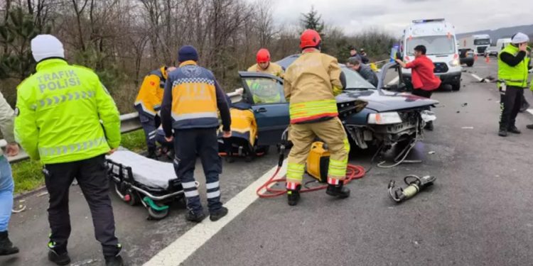 Düzce’de cip otoyolda otomobile arkadan çarptı: 3 ölü, 2 yaralı