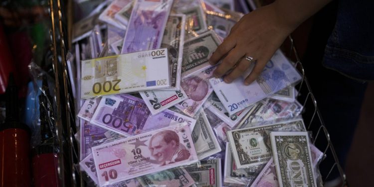 Ekonomistler yeni banknot öneriyor: 200 TL banknot ilk çıktığında 132 dolar iken şimdi 6,5 dolar