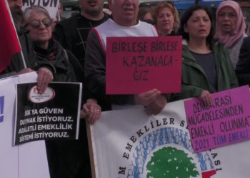 Emeklilerden Kadıköy'de eylem: 'Hükümet emeklileri dilenci gibi görmekten derhal vazgeçmelidir'