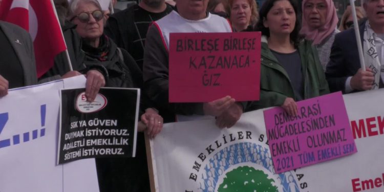 Emeklilerden Kadıköy'de eylem: 'Hükümet emeklileri dilenci gibi görmekten derhal vazgeçmelidir'