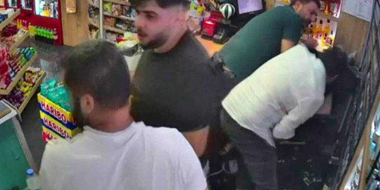 Esenyurt'taki tekel bayi cinayetinde ilk duruşma görüldü: Barışma karşılığı para ve 2 çocuk teklif etmişler!