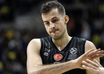 Eski Fenerbahçeli yıldız bıçaklı saldırıya uğradı: Saldıran kişi de eski futbolcu