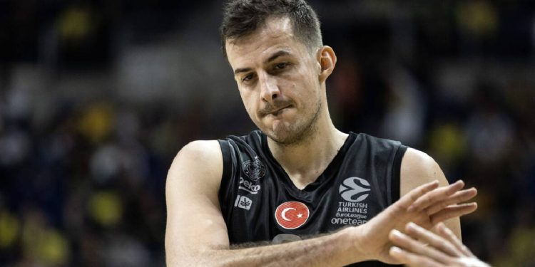 Eski Fenerbahçeli yıldız bıçaklı saldırıya uğradı: Saldıran kişi de eski futbolcu