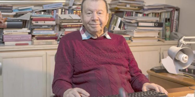 Eski bakanlardan Yılmaz Karakoyunlu hayatını kaybetti
