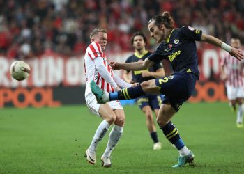 Fenerbahçe, Antalyaspor deplasmanında 3 puanı 2 golle aldı
