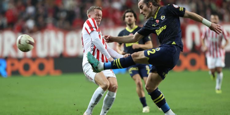 Fenerbahçe, Antalyaspor deplasmanında 3 puanı 2 golle aldı
