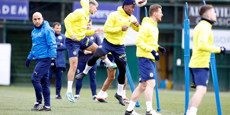 Fenerbahçe antrenmanında sürpriz isim: Sözleşmesi feshedilmişti, geri döndü