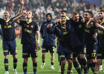 Fenerbahçe'den UEFA Avrupa Konferans Ligi kadro güncellemesi; tecrübeli oyuncu kadro dışı bırakıldı