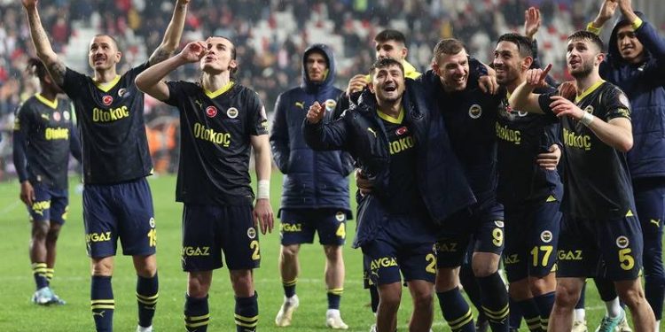 Fenerbahçe'den UEFA Avrupa Konferans Ligi kadro güncellemesi; tecrübeli oyuncu kadro dışı bırakıldı